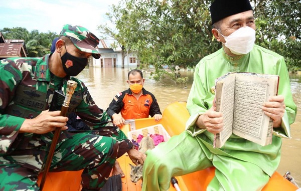 Tak Cuma Rakyatnya, Gubernur Syamsuar dan Danrem Selamatkan Alquran  juga 3 Ekor Kucing di Tengah Banjir Pekanbaru