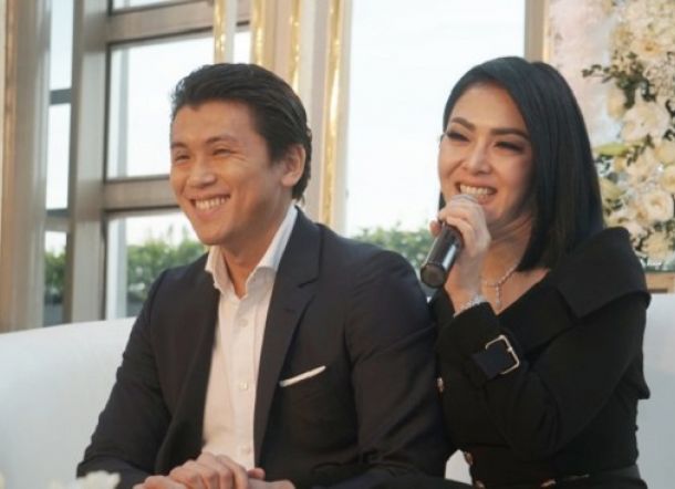 CIEEE...Reino Barack: Ini Istri Saya.  Syahrini: Inilah Laki-laki yang Saya Pilih...