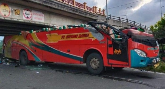 Bus Sipirok Nauli Tabrak Jembatan di Padang Panjang, 18 Orang Luka-luka
