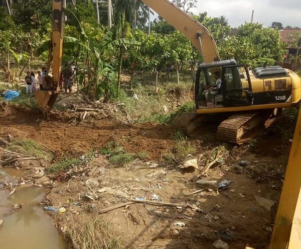 Bersihkan Sampah Sisa Banjir Bandang, Dinas PUPR Rohul Normalisasi Sungai Kaiti