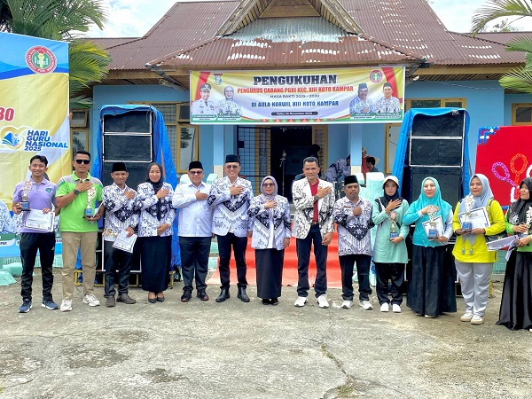 Wakil Bupati Kampar Lantik Pengurus PGRI Cabang XIII Koto Kampar Periode 2025–2030