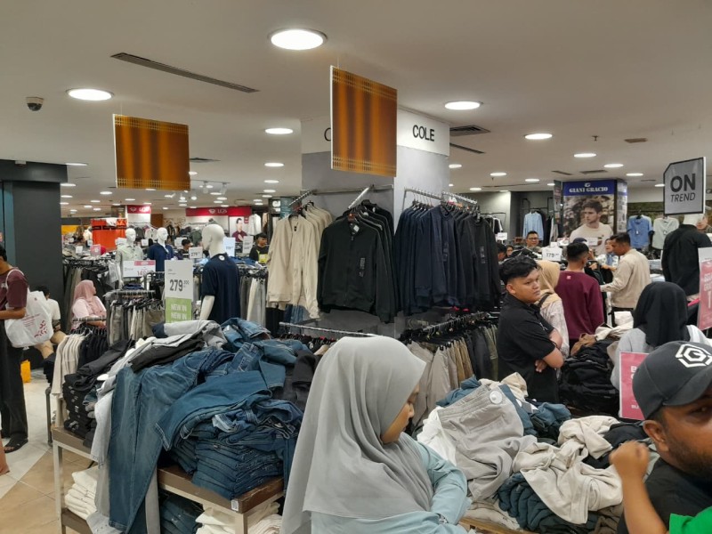 Pekanbaru Diserbu! Warlok hingga Pelancong Padati Mal Demi Berburu Baju Lebaran