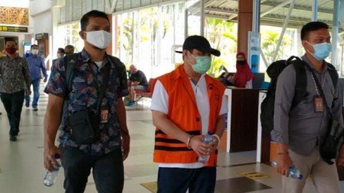 Gunakan Rompi Orange, KPK Pindahkan Amril Mukminin ke Rutan Sialang Bungkuk Pekanbaru