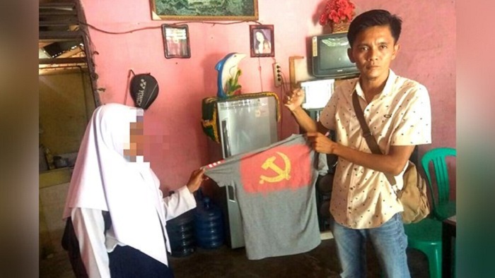 WADUH...Gara-gara Pakai Kaos Palu Arit, Siswi SMP di Rohul Dibawa ke Kantor Polisi, Untung gak Ditahan