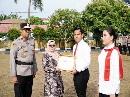 Wakil Bupati Kampar Serahkan Penghargaan kepada Personel Polres Berprestasi pada  Taekwondo Kapolri Cup VI