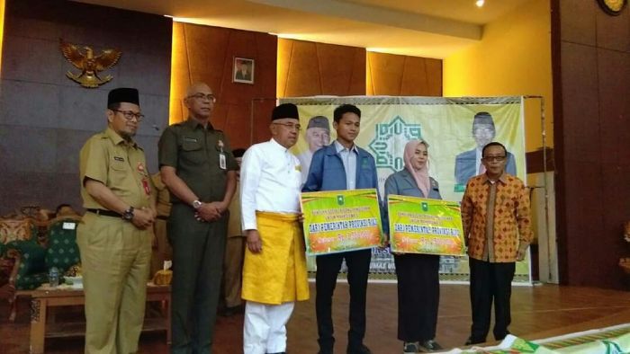 Gubri Serahkan Beasiswa Bagi 500 Mahasiswa UIN Suska Riau