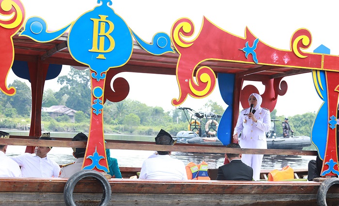 Makan Beghayut, Afni Ajak Gubernur Wahid  dan Kapolda Nikmati Masakan Melayu di Atas Sampan