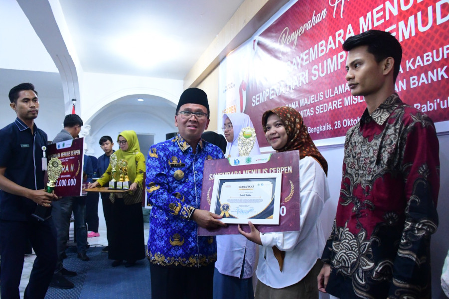 Pjs Bupati Bengkalis Serahkan Hadiah pada Pemenang Sayembara Menulis Cerpen Sempena Hari Sumpah Pemuda Tahun 2024