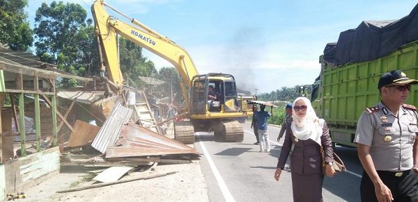 Seluruh Warung Reman-remang di Lintas Timur  di Perbatasan Riau-Sumut Rata dengan Tanah