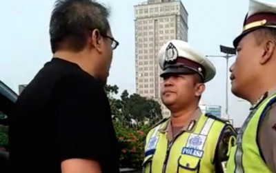 BAGAK...Pengendara Toyota Fortuner B 78 ABR Maki-maki Polisi   
