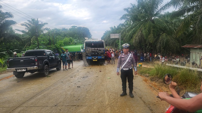 Lakalantas Libatkan 4 Unit Truk di Jalan Lintas Pinggir, Tumpahan CPO Ganggu Kelancaran Lalu Lintas