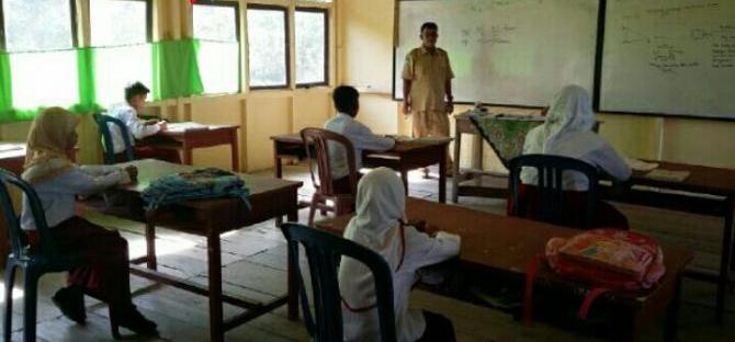 Ada di Kampung Mantan Gubernur Riau, Sekolah Ini Hanya Punya 1 Guru Merangkap Kepala Sekolah