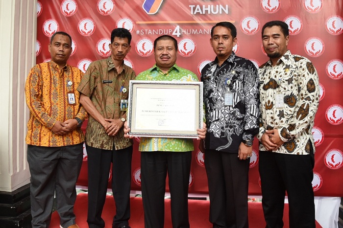 Dinilai Peduli HAM, Bupati Amril Terima Penghargaan dari Menkumham Yasonna Laoly