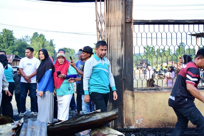 Bupati  Kampar Temui Korban Kebakaran di Desa Silam, Kuok