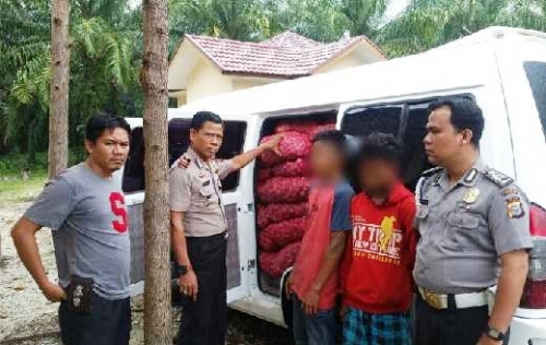 Curiga, Polisi Amankan Mobil L-300 di Siak, Isinya...