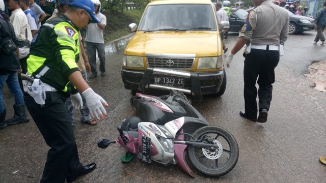 TRAGIS...Jatuh Ditabrak Toyota Unser, Mahasiswi Malah Tewas Usai Kepalanya Dilindas Truk