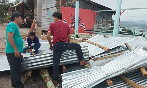 Dihantam Puting Beliung, 4 Tiang PLN Rubuh Timpa 7 Warung Warga Bukit Pukatan