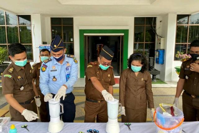 Kajari Rohul Musnahkan Barang Bukti dari Berbagai Perkara Tindak Pidana