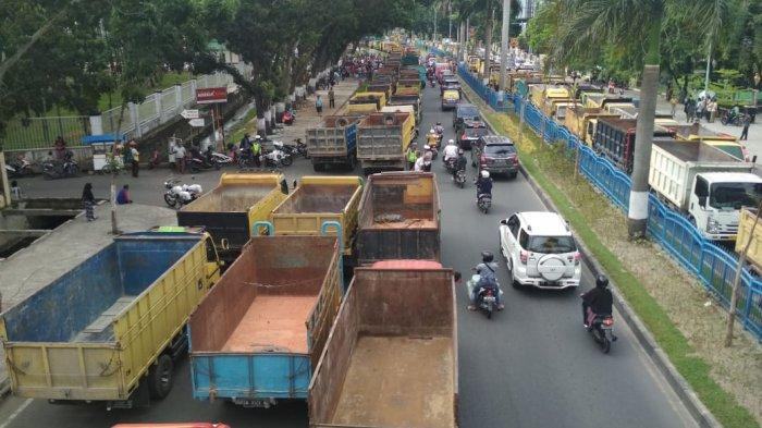 Sering Ditangkap dan Merasa Tak Nyaman, Ratusan Sopir Demo ke DPRD Riau
