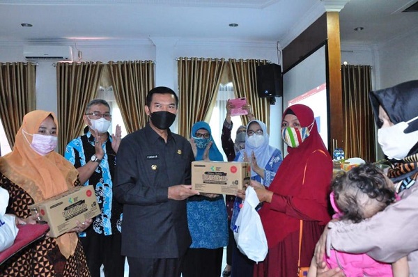 RAPP dan APR Salurkan Bantuan Makanan Tambahan untuk Ibu  Hamil dan Balita di Pekanbaru