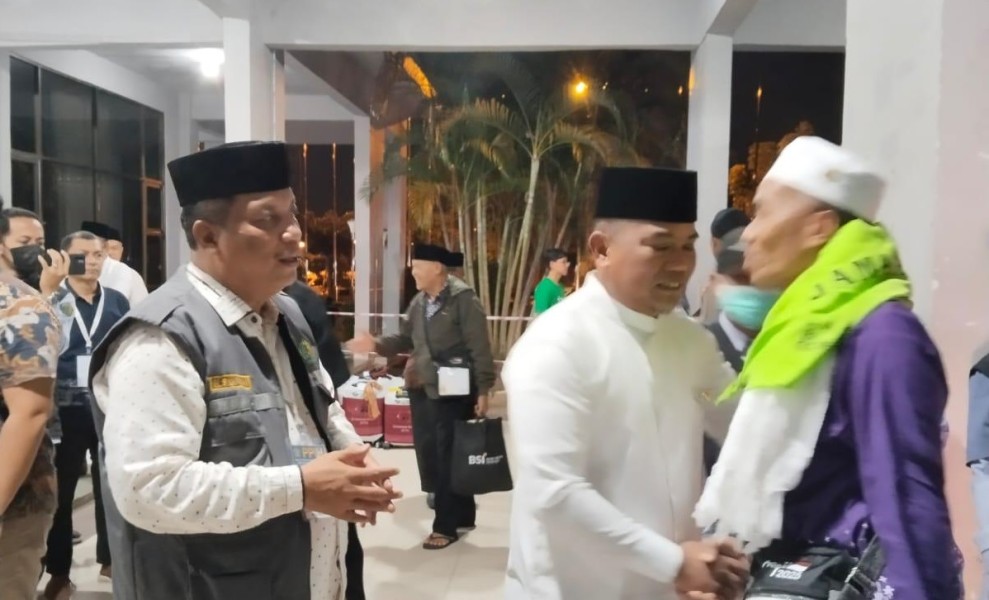 Zukri Sambut Ketibaan Jemaah Haji Pelalawan di Debarkasi Batam