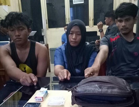 Tiga Orang Ditangkap Bersama Paket Sabu di Kos-kosan Jalan Dokyard Dumai, Seorangnya Cewek Cantik...