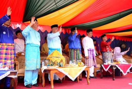 Gubernur Riau dan Wali Kota Pekanbaru Lepas Pawai Taaruf di Jalan Gajahmada
