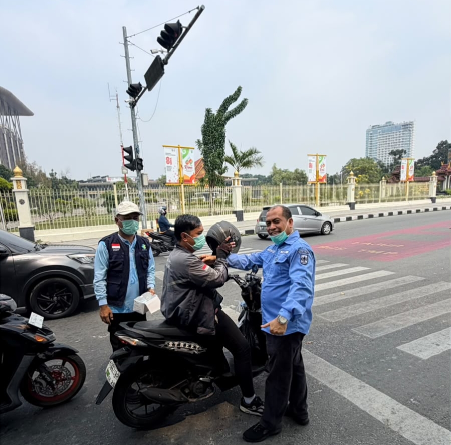 Nakes Turun ke Jalan, 4.000 Masker Gratis Dibagikan di Tengah Kabut Asap