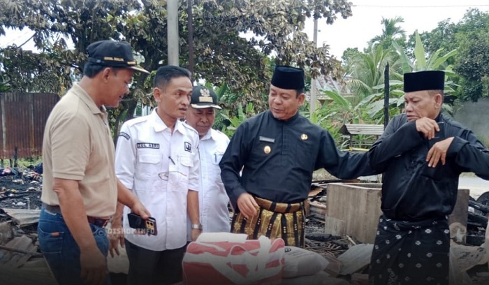 Kebakaran di Rambah Samo Hanguskan Tiga Rumah dan 1 Kios, Wabup Serahkan Bantuan