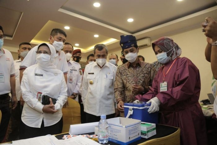 Bersama Wamenkes, Gubri Tinjau Pelaksanaan Baksos Donor Darah & Vaksinasi Massal