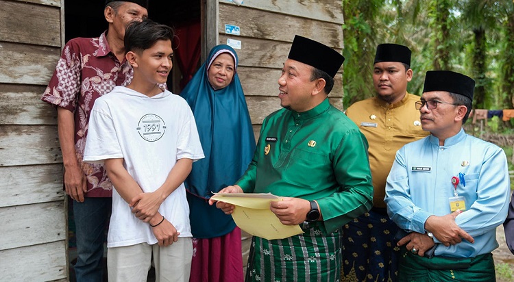 Turun ke Rumah-rumah, Pemkab Siak Mulai Salurkan Beasiswa BeTUNAS untuk Warga Miskin