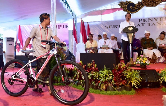 Sempat Dilarang Saat Pilpres, Jokowi Kembali Bagi-bagi Sepeda