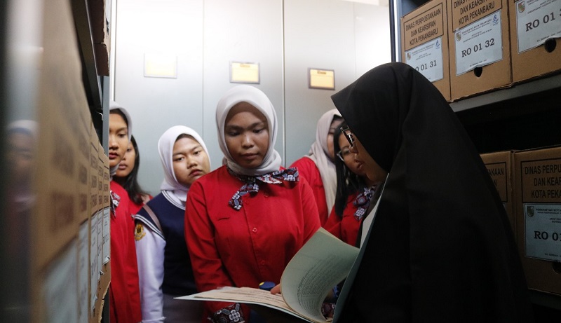 Dispusip Kenalkan Pentingnya Pengelolaan Depo Arsip Kepada Siswa SMK Bina Profesi