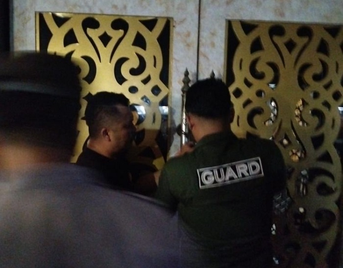 Pintu Masuk  Tempat Hiburan New Paragon Digembok Massa