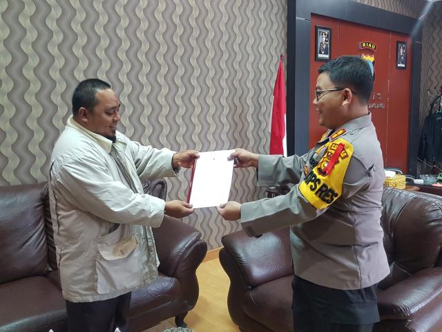 Kapolres Kuansing Serahkan SKB Kemendagri Terhadap Ketua FPI Kuansing