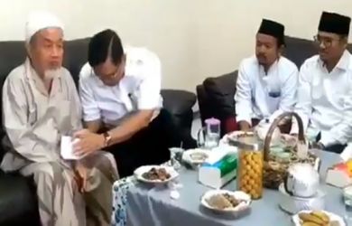 Tercyduk! Luhut Kasih Amplop ke Kyai, Ajak ke TPS 17 April, Pakai Baju Putih, Nih Videonya