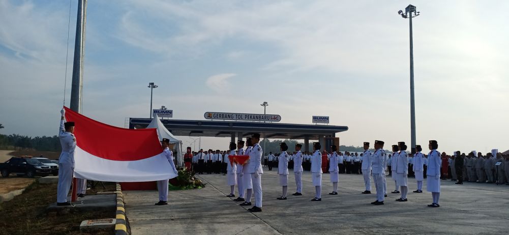 Serahkan Dana CSR, Sejumlah BUMN Gelar Upacara HUT RI di Pintu Jalan Tol Pekanbaru-Dumai