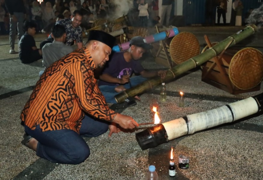 Dentuman Meriam Buluh Meriahkan Malam Ramadhan di Kota Siak