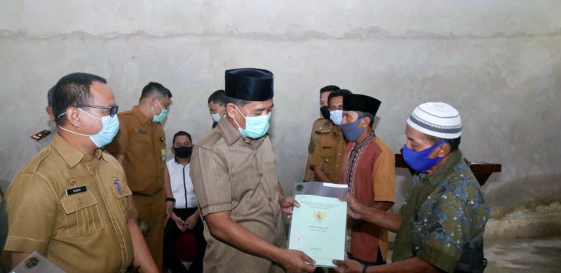 Pemkab Siak serahkan 21 Sertipikat Taskin di Kampung Teluk Rimba