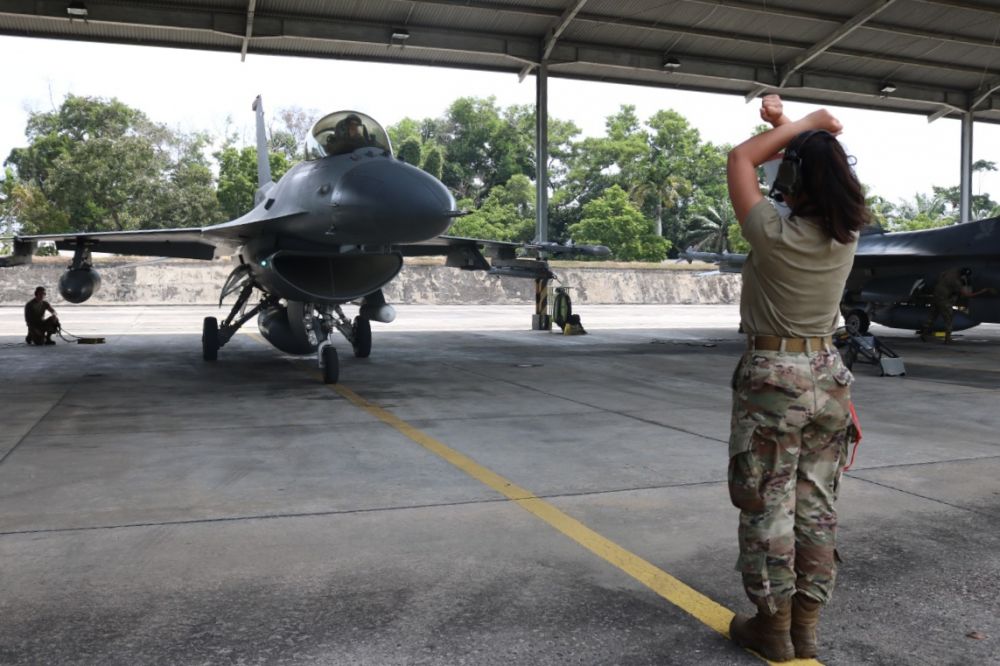 Pesawat F-16 Milik TNI Angkatan Udara RI  dan Amerika Serikat Manuver di Langit Riau