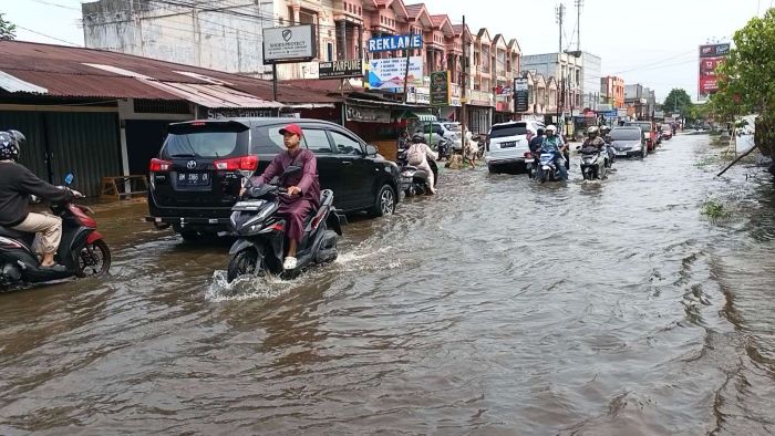BIKIN BANJIR, Bangunan Tutup Drainase di Jalan Paus Segera DibongkaR