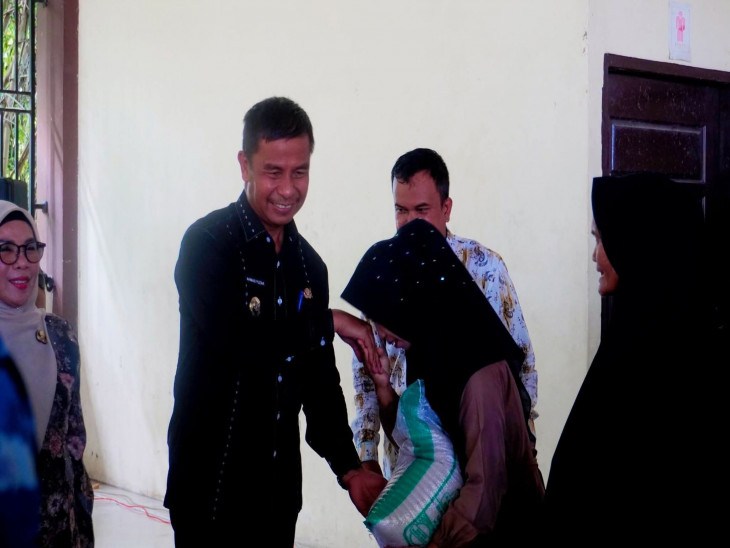 Bupati Salurkan Program Bantuan Sosial Beras di Kecamatan Bangkinang