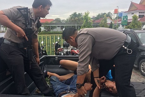 BREAKING NEWS: Perampokan di Pergudangan Angkasa, Pelaku Lepas Tembakan ke Mobil Korban