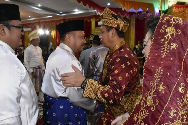 Bupati Kampar Hadiri Tepuk Tepung Tawar Wakapolri 