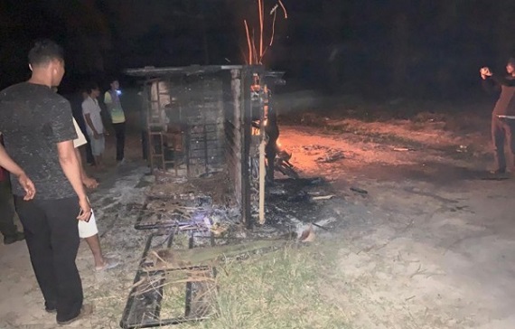 Diduga Maling Sapi, Warga Hajar Pelaku Pencurian, Lantas Mobilnya Dibakar...