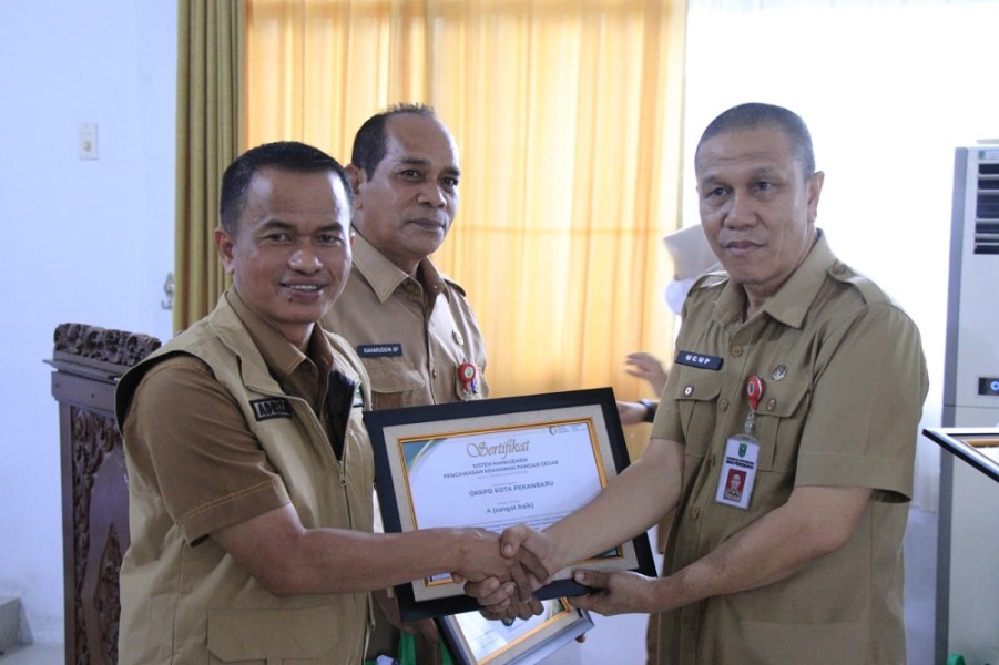 Kualitas Sangat Baik, Bapanas Serahkan  Sertifikat Sistim Manajemen Pengawasan Keamanan Pangan untuk OKKPD Pekanbaru
