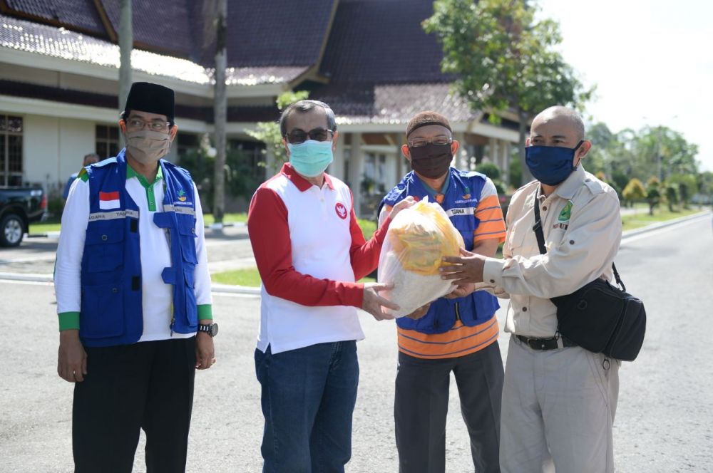 Gubri Bagikan 315 Paket Sembako kepada Masyarakat Terdampak Covid-19