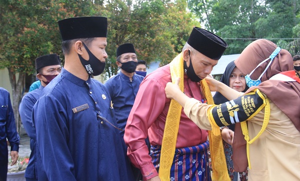 Kadisdik Provinsi Riau Peletakan Batu Pertama di SMA 2 Teluk Kuantan