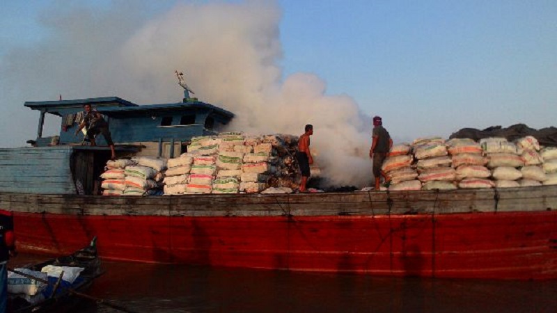 Bawa 24.000 Karung Arang, Kapal Ini Terbakar di Perairan Bengkalis