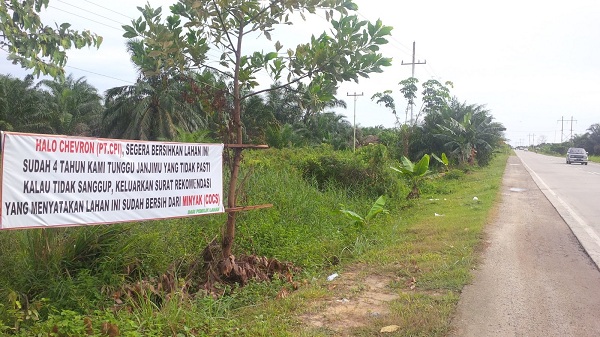 SUDAH 4 TAHUN DIKECEWAIN CHEVRON, Warga Pematang Ibul Pasang Spanduk Ini, Bacalah...